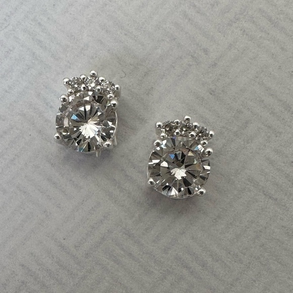 Sterling Silver 1/2 c.t. Stud Earrings - Picture 10 of 16